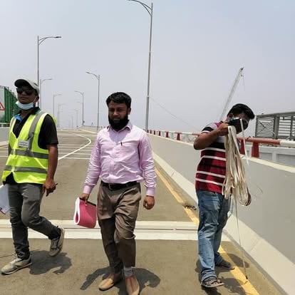 মাঠপর্যায়ে মাপজোক ও সাইট পরিদর্শনে ইঞ্জিনিয়ার মোঃ নুরুল কাদের ও টিম